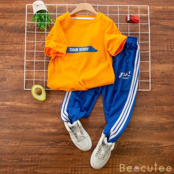 オレンジ/Tシャツ+ブルー/カジュアルパンツ